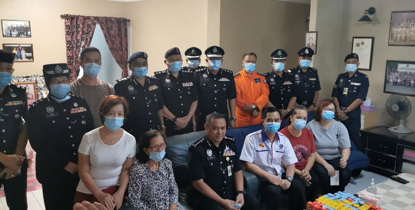 Pesuruhjaya Polis Sarawak, Datuk Aidi Ismail turut hadir di kediaman mendiang bagi memberikan penghormatan terakhir. -Gambar Astro AWANI