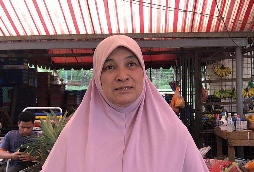 Norzita Said, 52, generasi kedua peneroka Felda menjelaskan isu perumahan perlu diselesaikan oleh wakil rakyat yang bakal dipilih pada 4 Julai depan. Gambar: Astro Awani