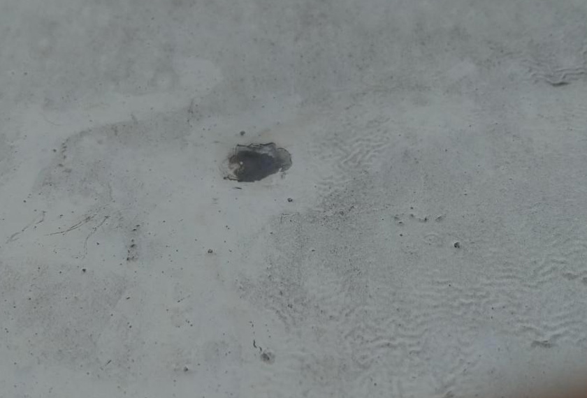 Terdapat juga cermin kedai yang berlubang akibat perbuatan melastik dengan guli - Foto PDRM