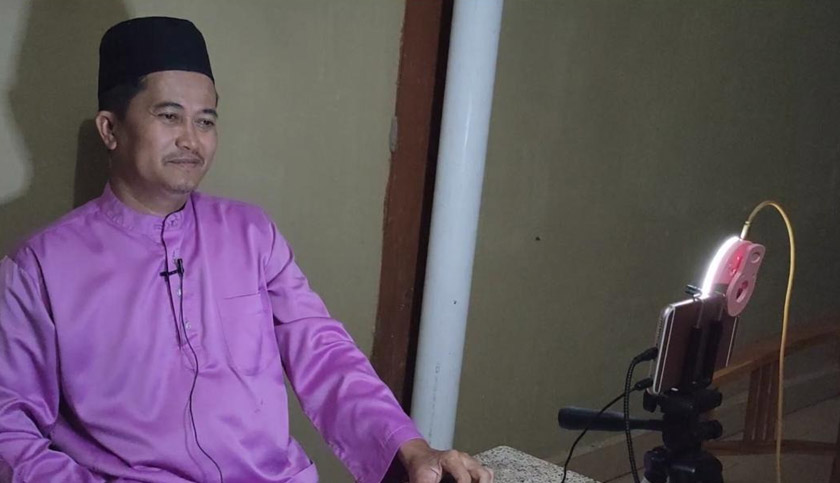 Mohd Shukri lebih selesa berbual dengan pengundi menerusi laman sosial. Gambar: Astro Awani