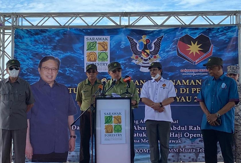 Abang Jo hadir pada pelancaran penanaman tukun tiruan di Muara Tebas di Kuching pada Isnin. -Gambar Astro AWANI 