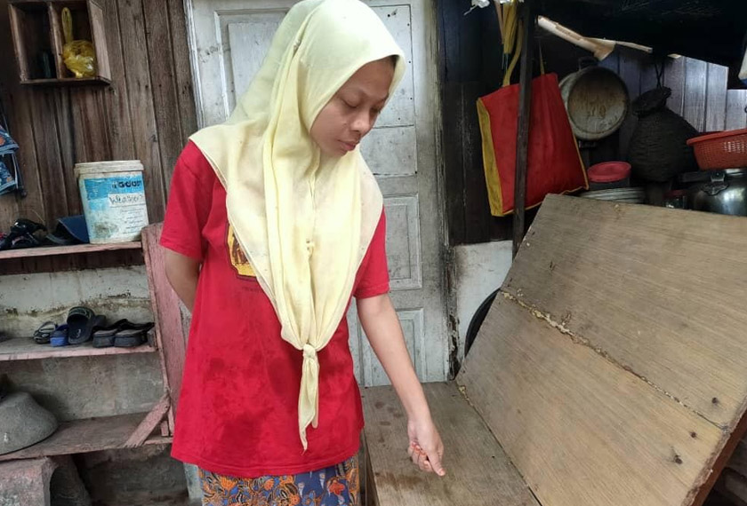 Nor Hidayah menunjukkan bangku tempat bayi yang dibuang di depan rumahnya. - Gambar Astro AWANI