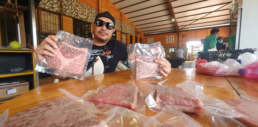 Najib Jalil menunjukan daging lembu wagyu yang telah dibungkus.
