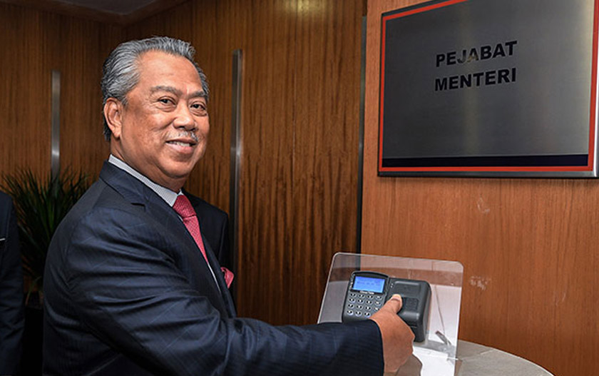 Sejurus memperoleh ijazahnya, suami kepada Puan Sri Noorainee Abdul Rahman, dan juga bapa kepada empat orang anak itu, berkhidmat sebagai penjawat awam. - Foto Bernama