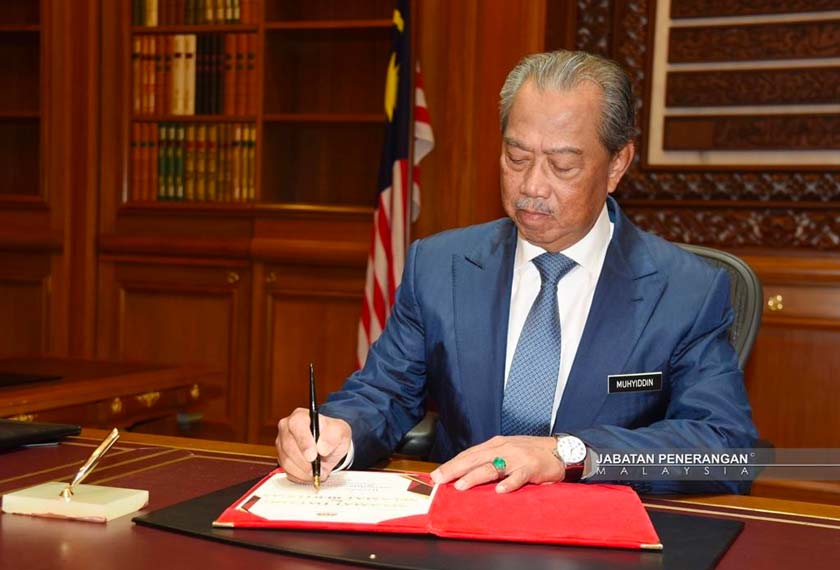 Selepas memasuki pejabatnya, Muhyiddin menandatangani buku selamat datang dan selamat bertugas.
