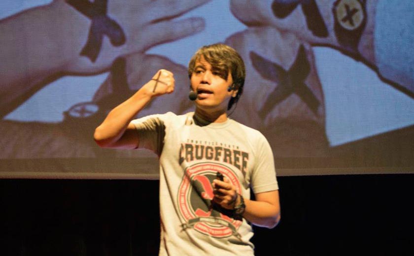 Khai Aziz, pengasas dan presiden, Drug Free Malaysia berkongsi pengalaman dan pengetahuannya di Ted X Youth @KL. Foto: Ted X Youth @KL