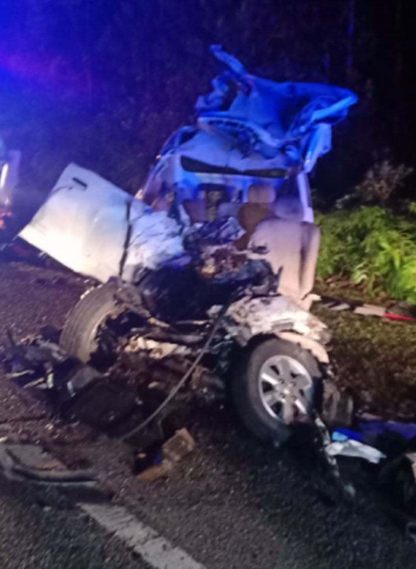 pemandu dan penumpang trak tunda difahamkan bertindak keluar sendiri dari kenderaan mereka sebelum ketibaan bomba. - Foto Bernama