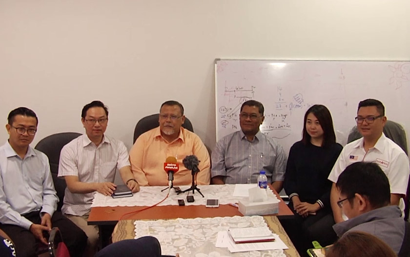 Aminolhuda (tiga dari kiri) pada sidang media di Pusat Khidmat ADUN Kota Iskandar hari ini. Gambar ASTRO Awani.