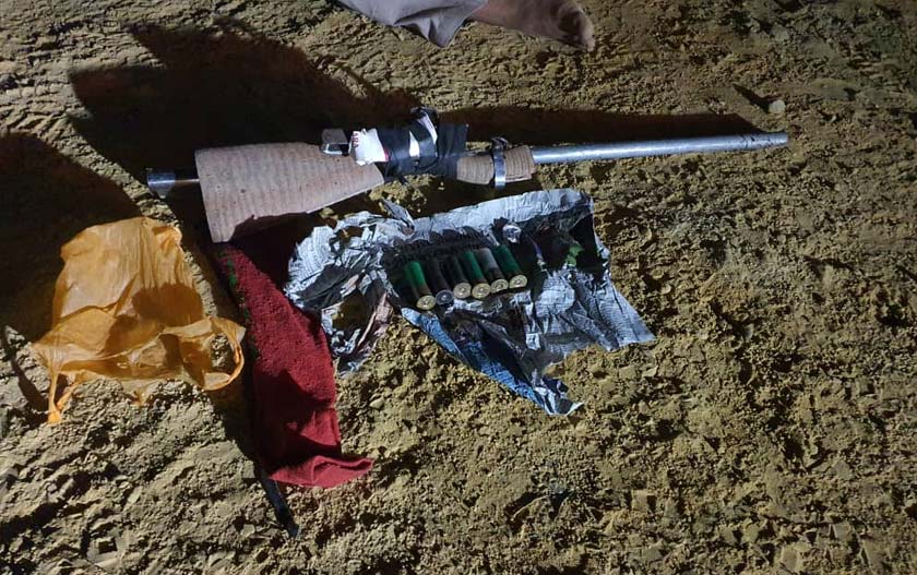 Senjata api buatan sendiri dikenali sebagai ‘bekakuk’ serta enam peluru hidup milik seorang PATI yang ditahan di sebuah rumah di Kalabakan pada Rabu. Gambar ASTRO Awani.