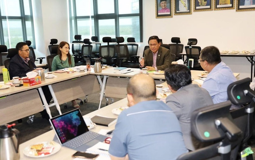 Gambar semasa mesyuarat pelaksanaan projek bekalan air di sekolah-sekolah di Sarawak yang telah dipengerusikan oleh Datuk Dr. Abdul Rahman bin Haji Junaidi, Menteri Muda Utiliti (Bekalan Air), pada 4 Mac 2020 di Kementerian Utiliti Sarawak bersama-sama dengan pegawai-pegawai daripada Jabatan Pendidikan Negeri Sarawak, Kementerian Utiliti Sarawak, Kementerian Pendidikan, Sains dan Penyelidikan Teknologi Sarawak dan Jabatan Bekalan Air Luar Bandar Sarawak