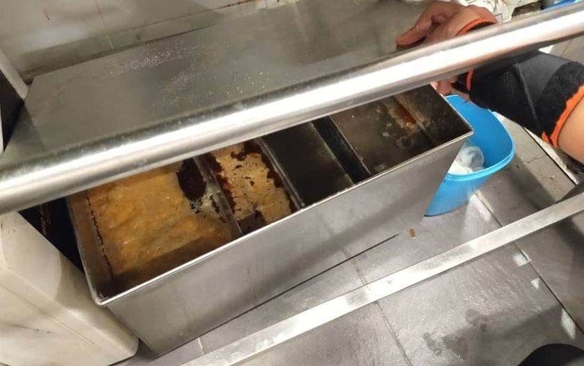 DBKL jalankan pemeriksaan terhadap peniaga di sebuah kompleks beli belah terkenal di Cheras. Gambar ihsan DBKL.