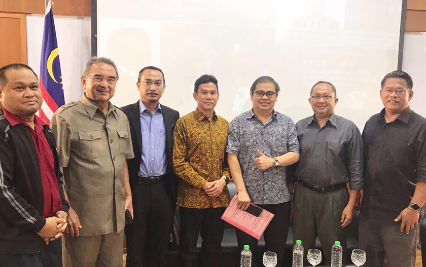 Penulis bersama rakan pembicara dan tetamu di Siri Seminar UMCEDEL bertajuk ‘Landskap Politik Malaysia Pasca Tun Dr Mahathir’ anjuran Pusat Kanian Demokrasi dan Pilihan Raya Universiti Malaya (UMCEDEL) baru-baru ini.