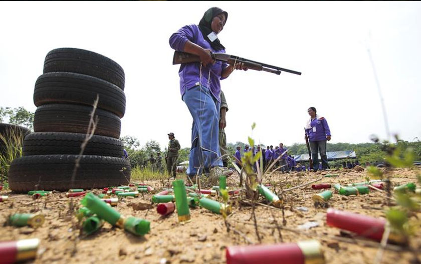 Foto ini menunjukkan pasukan sukarelawan kampung dilatih menggunakan senjata. Foto REUTERS. (Gambar hiasan)