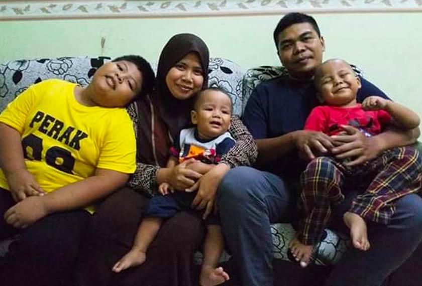 Mazliana bersama ketiga-tiga anak dan arwah suaminya. -Foto: Mazliana Ahmad