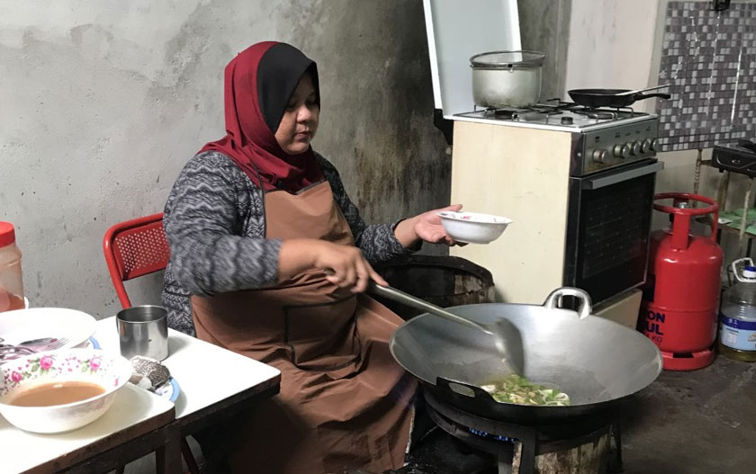 Zaidah terus menjalan perniagaan restoran, menjahit dan perkhidmatan katering,