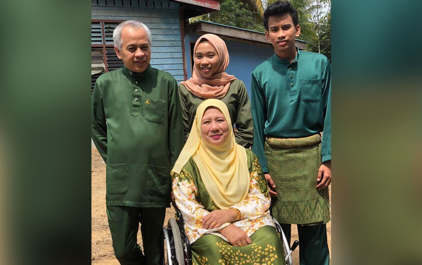 Selepas kedua-dua anaknya dewasa Noor Lizah mengambil keputusan untuk berhenti dari perniagaan menjahit dan mula menceburkan diri menjual biskut dan kuih. 