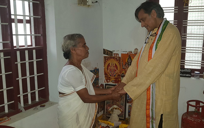 Selain menghabiskan masa mengedar buku kepada orang ramai, Umadevi juga bekerja di dalam perpustakaan.