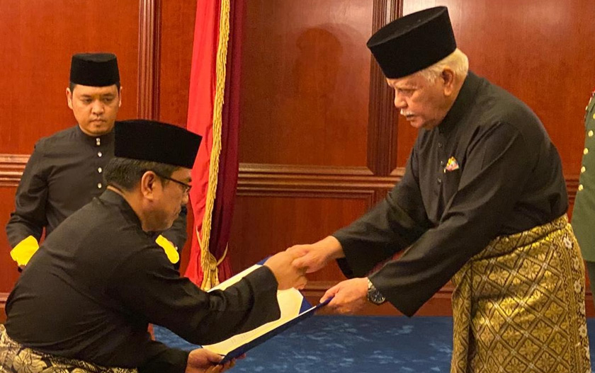 Sulaiman yang juga Setiausaha Badan Perhubungan Umno Negeri menyempurnakan Istiadat itu di hadapan Tuan Yang Terutama Yang Di-Pertua Negeri Melaka, Tun Mohd Khalil Yaakob petang tadi. - Foto Astro AWANI