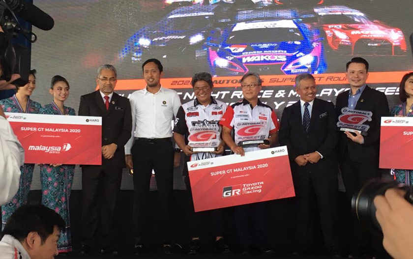 Dr. Noor Zari (tujuh dari kiri) berkata saingan kali ini menjadi perlumbaan pertama diadakan pada waktu malam untuk siri Super GT