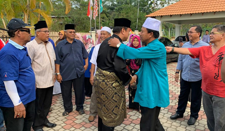 Kehadiran Ketua Menteri itu disambut meriah penduduk kampung serta diiringi paluan kompang di perkarangan kediamannya itu. - Foto Astro AWANI