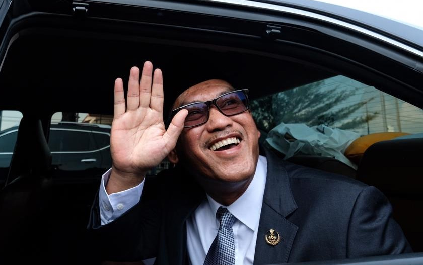 Ahmad Faizal sempat melambai ke arah media sebelum memasuki istana. Foto Bernama