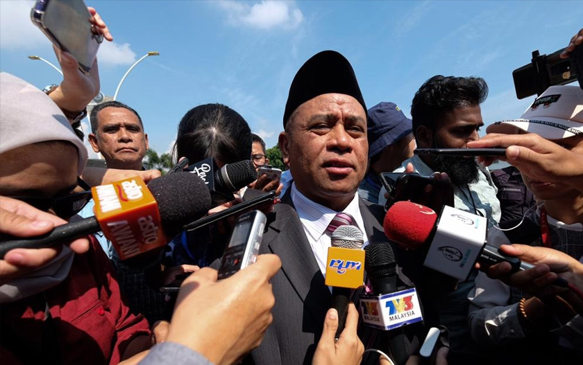 Saarani bercakap kepada media selepas keluar dari Istana Kinta. - Foto Bernama