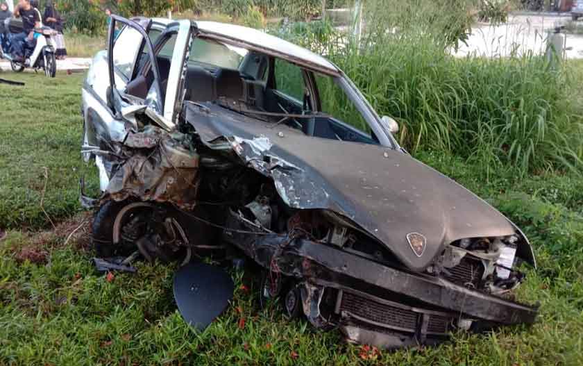 Pemandu Proton Waja yang berusia 65 tahun itu cedera di bahagian kepala dan lutut. - Foto JBPM