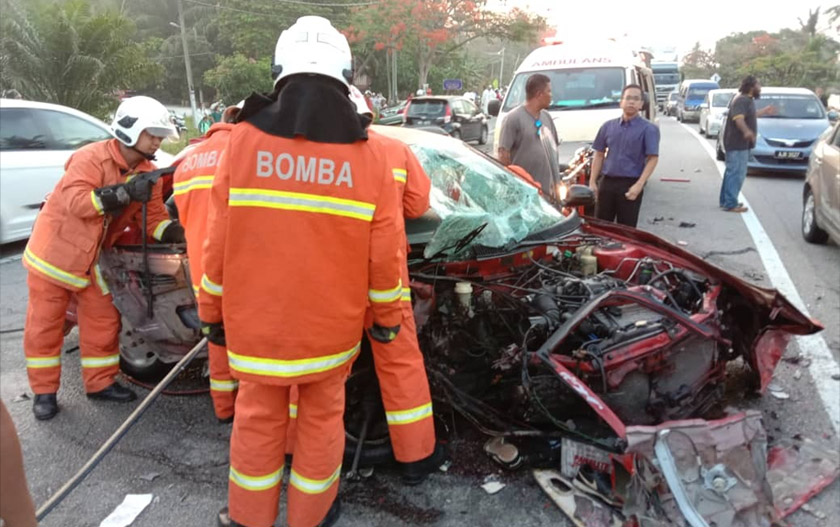 Akibat daripada kemalangan ini penumpang hadapan Proton Wira mengalami cedera parah di bahagian kepala dan meninggal dunia di tempat kejadian. - Foto Jabatan Bomba dan Penyelamat