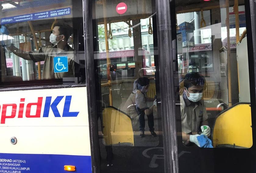 Kerja pembersihan turut melibatkan pengangkutan bas