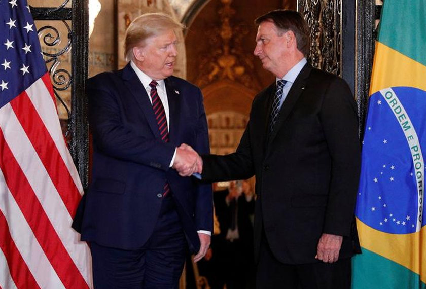 Trump dan Bolsonaro berkongsi pendirian haluan kanan bersalaman sewaktu bertemu di Mar a Largo, Florida.