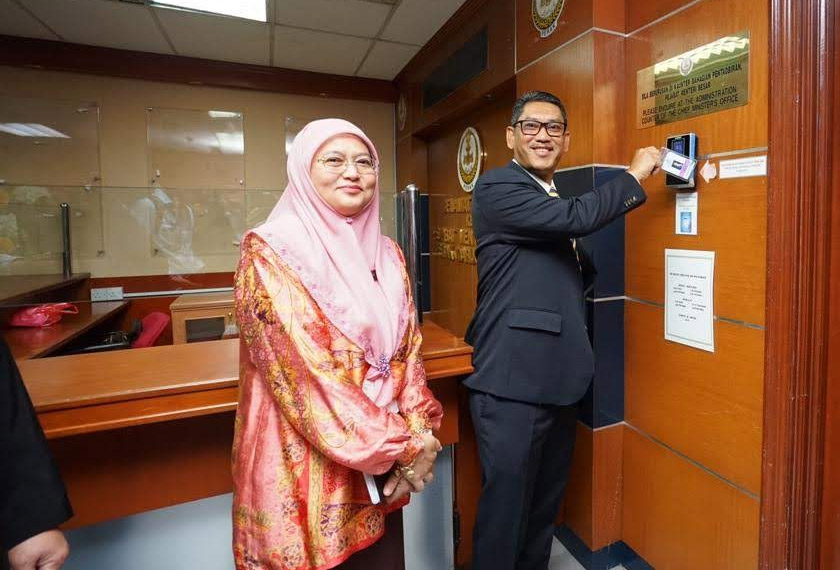 Ahmad Faizal ketika tiba di pejabatnya hari ini. Turut kelihatan, Nor Sham. Foto Pejabat MB Perak