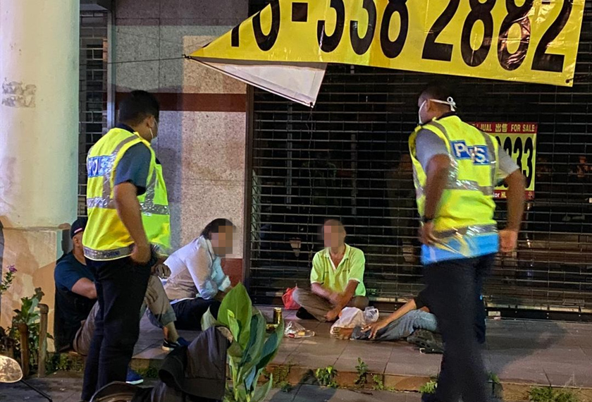 Ada yang masih duduk berkumpul bersama rakan-rakan di tempat awam. - IPK Selangor