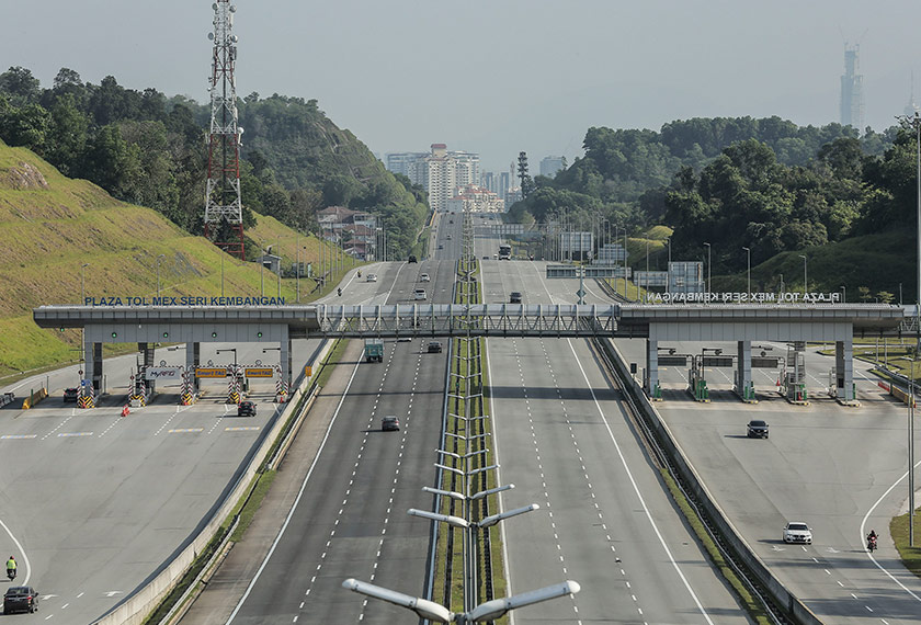 Tidak banyak mobiliti kenderaan di sekitar Lebuhraya MEX sama ada menuju ke Putrajaya atau ke Kuala Lumpur. - Foto Astro AWANI / SHAHIR OMAR