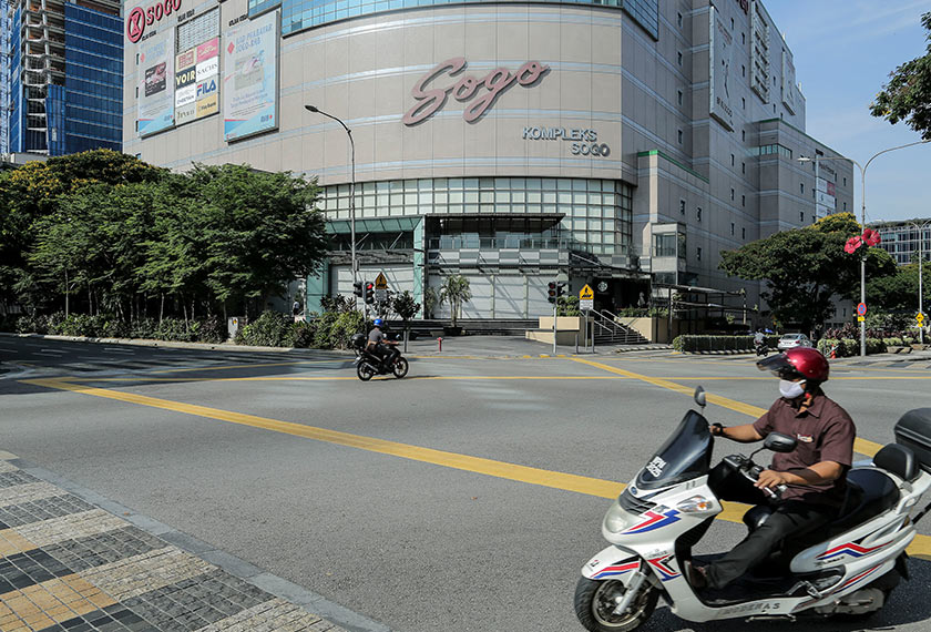 Pusat membeli belah, Sogo yang cukup popular dalam kalangan pelancong asing turut ditutup. - Foto Astro AWANI / SHAHIR OMAR