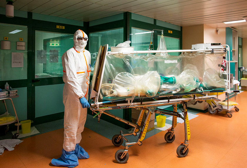 Petugas perubatan perlu memakai pakaian khas apabila berhadapan dengan pesakit.