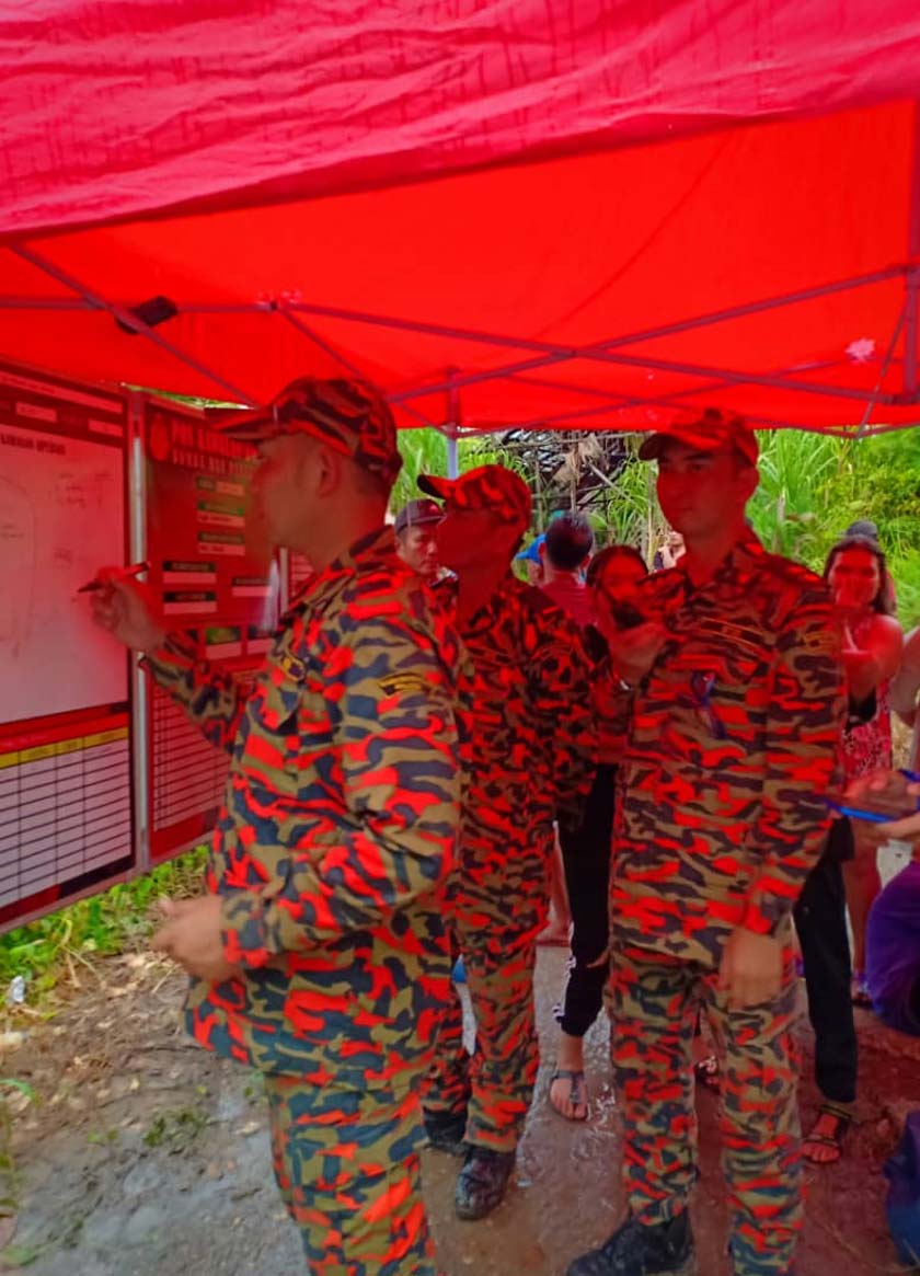 Sesi taklimat bomba dan polis sebelum operasi mencari dan menyelamat  (SAR) hari kedua dimulakan.