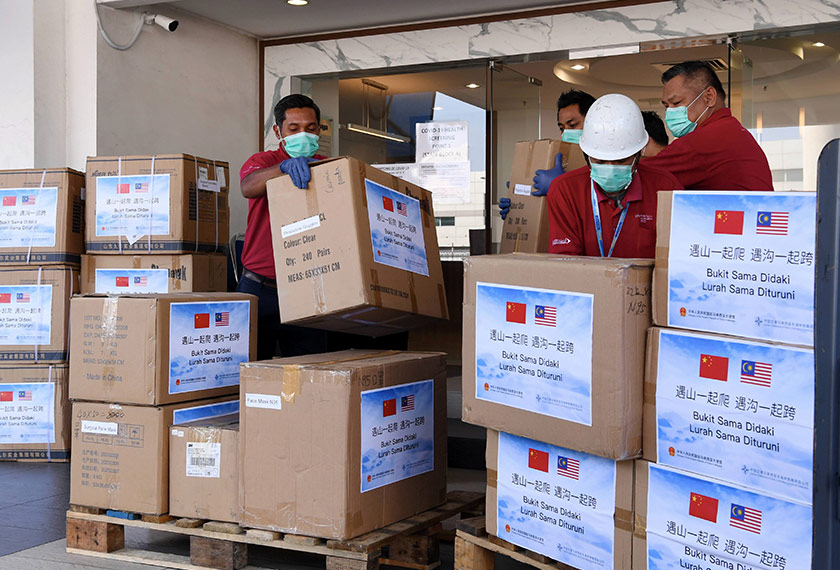 Sumbangan berkenaan diberikan oleh China Communications Construction Laluan Rel Pantai Timur Sdn Bhd (CCC-ECRL) dan mengandungi 3,000 penutup hidung dan mulut jenis N95, 2,000 penutup hidung dan mulut KN90, 20,000 topeng muka pembedahan dan 1,200 kaca mata perubatan.