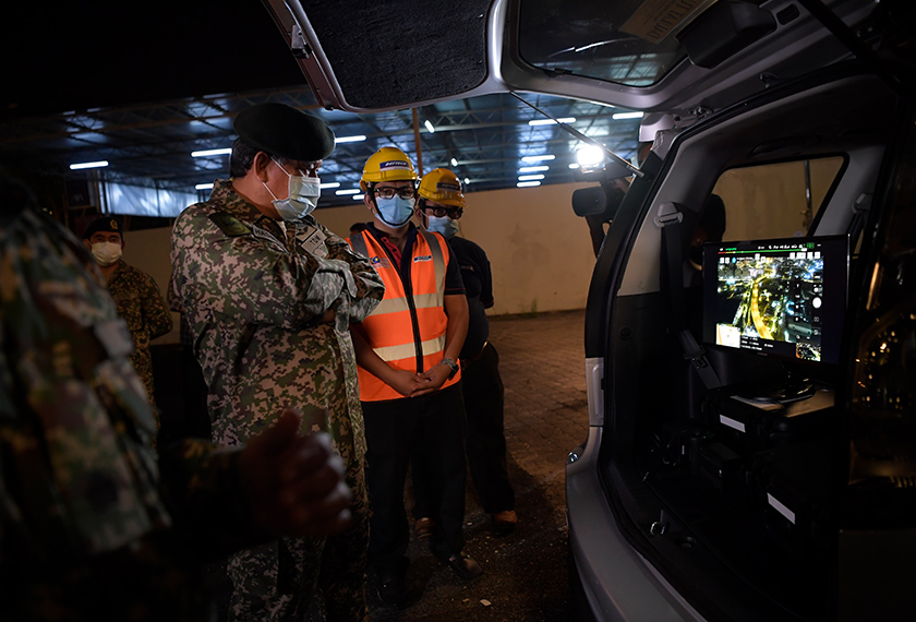 Panglima Tentera Darat Jeneral Tan Sri Ahmad Hasbullah Mohd Nawawi (kiri) melihat paparan skrin yang menunjukkan penggunaan dron oleh Angkatan Tentera Malaysia dalam tugasan OP Penawar di sekitar ibu kota, 28 Mac, 2020. --fotoBERNAMA 