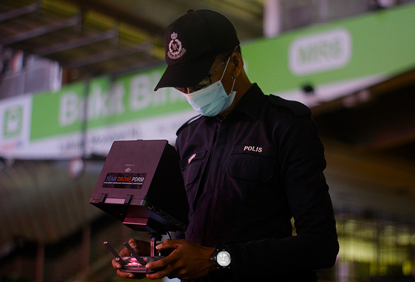 Anggota polis dari Unit Dron, Pasukan Gerakan Udara Bukit Aman Sarjan Azreen Shah Alias menerbangkan dron ketika tinjauan di Bukit Bintang, 28 Mac, 2020. --fotoBERNAMA