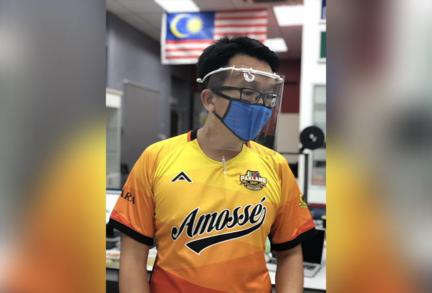 Kos perisai muka UPM ini ialah antara RM1.50 hingga RM2.50 seunit. Bahan mentah yang digunakan adalah filament PLA untuk percetakan 3D, plastik lutsinar dan getah. - Foto UPM