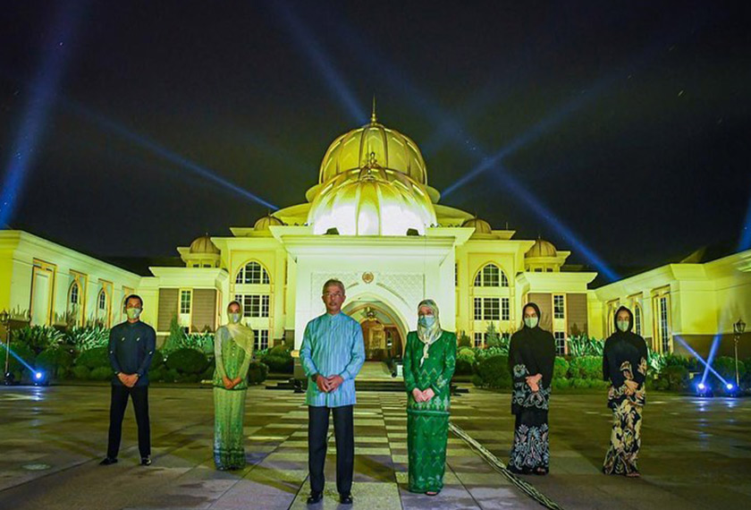 #LightItBlue: YDP Agong, Raja Permaisuri Agong turut zahirkan sokongan kepada petugas COVID-19