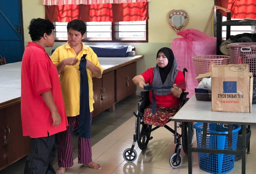 Dua di antara lima OKU ini pekak dan bisu, dua lembam, manakala seorang lagi tiada kaki sejak dilahirkan. - Foto Astro AWANI