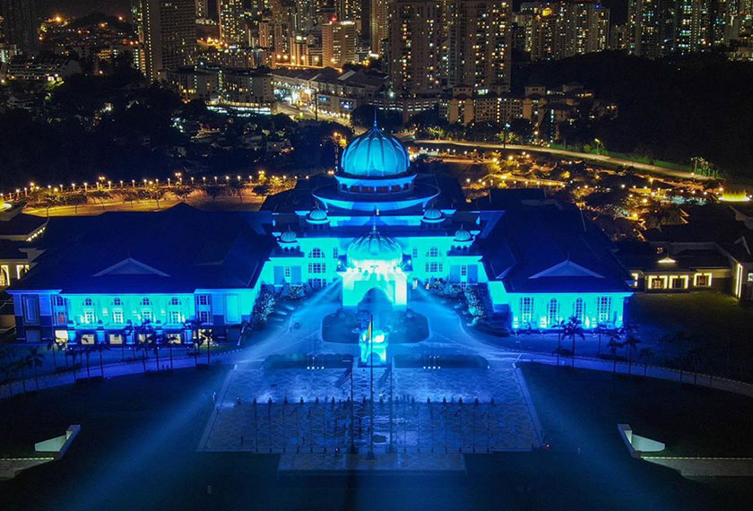 #LightItBlue: YDP Agong, Raja Permaisuri Agong turut zahirkan sokongan kepada petugas COVID-19