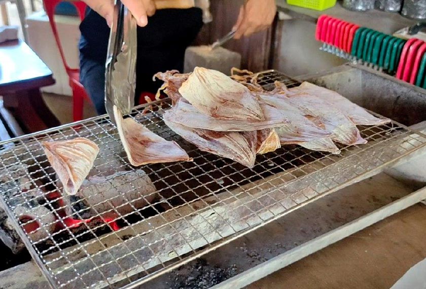 Suntong Tutok mempunyai tekstur menarik apabila dibakar menggunakan bara arang. - Gambar Astro AWANI