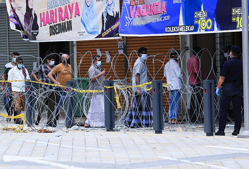 Among the foreign workers staying and working within the Masjid India EMCO who have completed their health tests and documentation inspections, May 1, 2020. --fotoBERNAMA