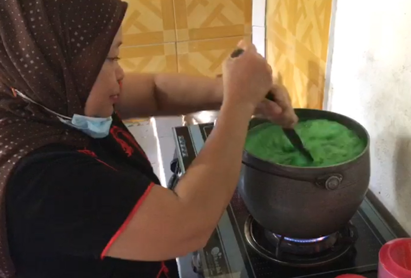Kak Kiah mewarisi resepi warisan ini daripada ibu dan neneknya sejak berusia 15 tahun lagi. -Gambar Astro AWANI