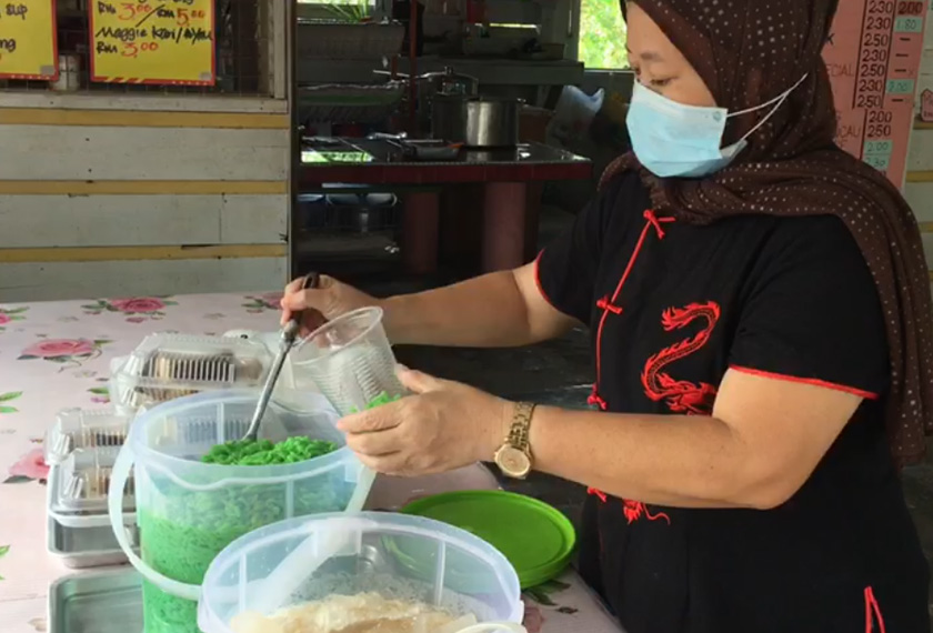 Kak Kiah menyediakan juadah Bubur Sekapur di gerainya untuk dijual kepada pelanggan melalui aplikasi Whatsapp dan Facebook. -Gambar Astro AWANI