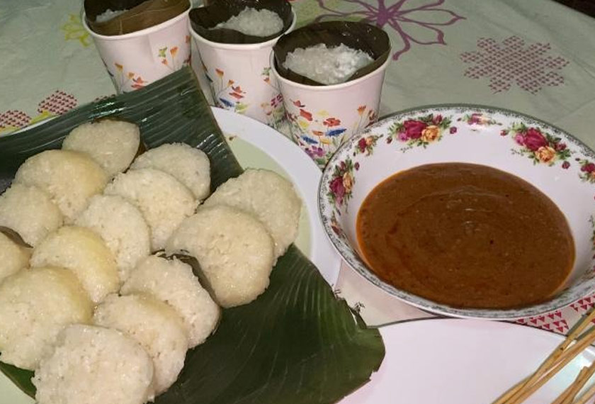 Lemang cawan yang disediakan boleh disaji bersama pencicah lazat seperti kuah kacang dan rendang daging. -Gambar Astro AWANI