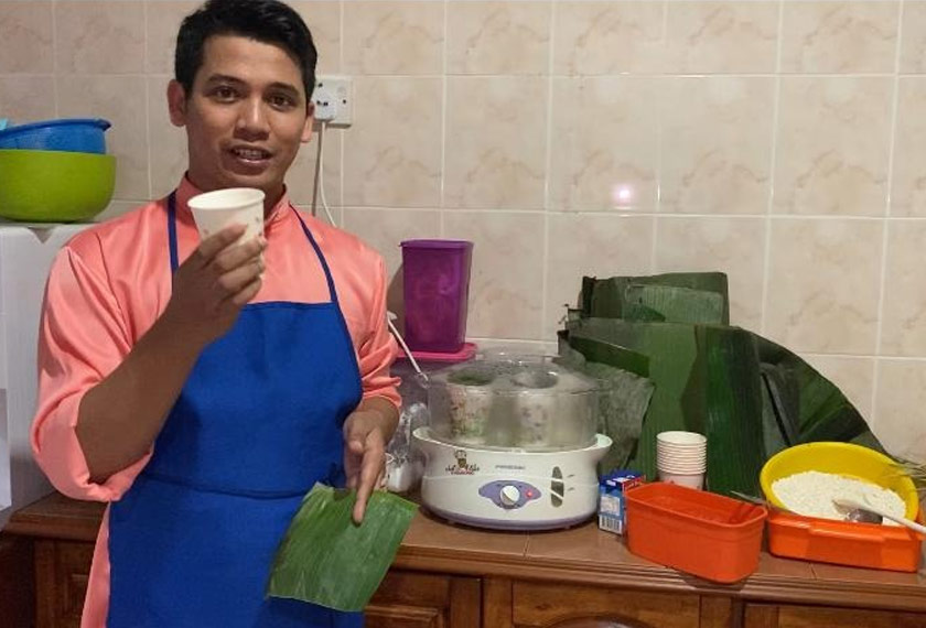 Wartawan AWANI Sarawak, Nuzuluddin Abdul Razak mencuba sendiri resepi lemang cawan. 