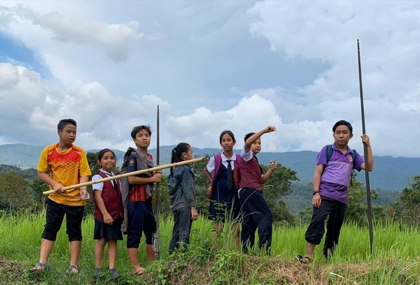 Murid-murid di pedalaman, Lawas bersama guru. -Gambar Kementerian Pendidikan Malaysia 
